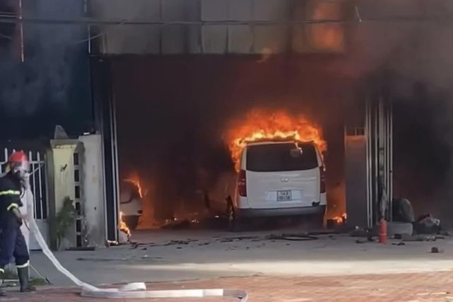 Quảng Ninh: Điều tra vụ cháy nhà xưởng khiến nhiều ô tô bị thiêu rụi  - Ảnh 1.
