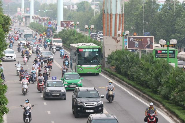 Đề xuất thay xe buýt nhanh BRT bằng đường sắt đô thị trên đường Lê Văn Lương - Ảnh 1.