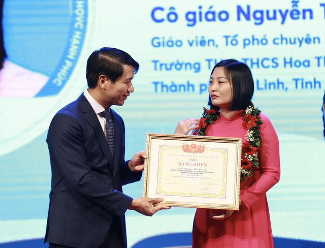 Nữ sinh gọi thầy là mẹ trong chương trình Chia sẻ cùng thầy cô năm 2023 - Ảnh 4.