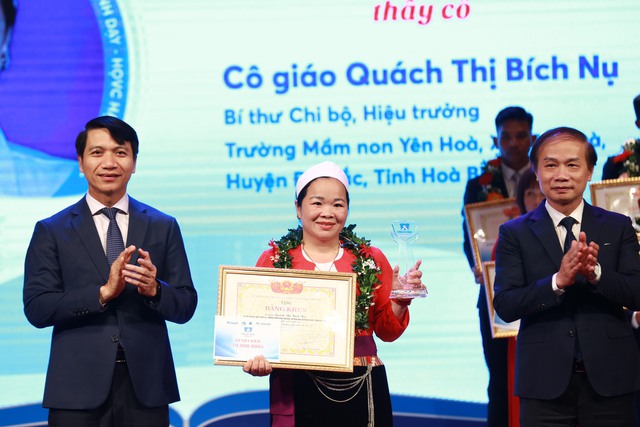 Nữ sinh gọi thầy là mẹ trong chương trình Chia sẻ cùng thầy cô năm 2023 - Ảnh 1.