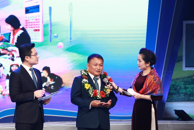 Nữ sinh gọi thầy là mẹ trong chương trình Chia sẻ cùng thầy cô năm 2023 - Ảnh 2. Nữ sinh gọi thầy là mẹ trong chương trình Chia sẻ cùng thầy cô năm 2023 - Ảnh 2.
