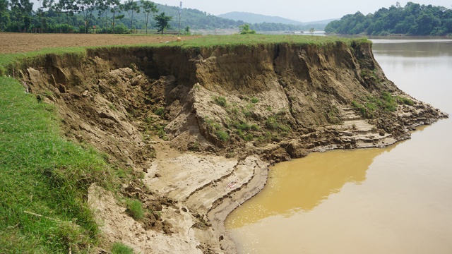 Tạm dừng khai thác mỏ cát gây sạt lở nghiêm trọng bờ sông Mã - Ảnh 1.
