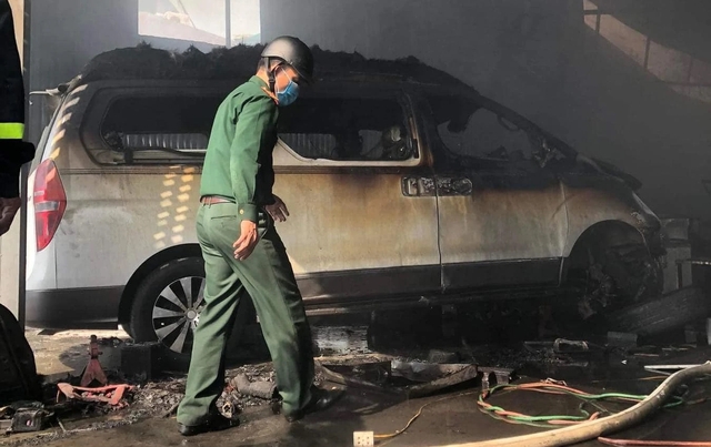 Quảng Ninh: Điều tra vụ cháy nhà xưởng khiến nhiều ô tô bị thiêu rụi  - Ảnh 6.