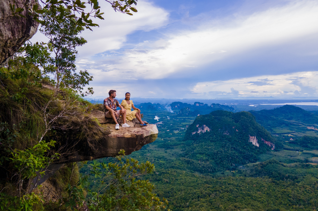 Khám phá kỳ quan tự nhiên: Leo núi đá vôi Khao Ngon Nak ở Krabi  - Ảnh 1.