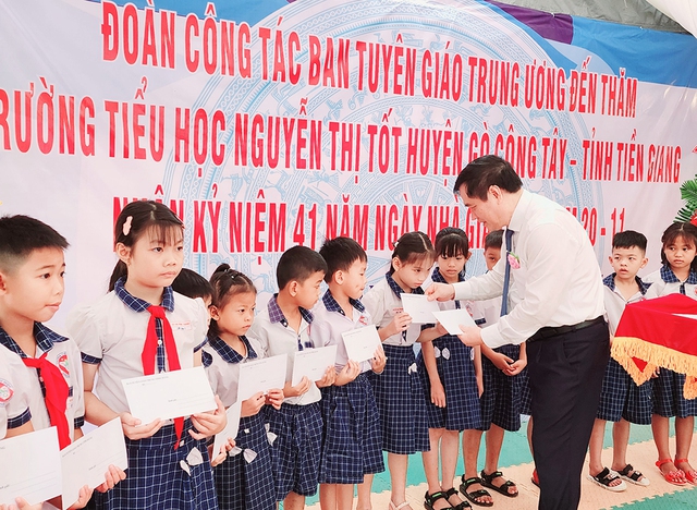 Ban Tuyên giáo T.Ư trao học bổng Nguyễn Thái Bình - Báo Thanh Niên... - Ảnh 1.