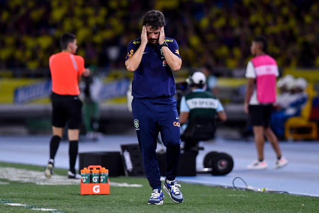 Messi nổi giận vì bị phạm lỗi, đội tuyển Argentina và Brazil cùng nhận thất bại - Ảnh 4.