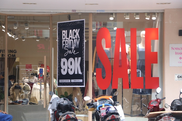 Black Friday 2023: Nhiều cửa hàng đưa ra hàng loạt chương trình “sale khủng” - Ảnh 1.