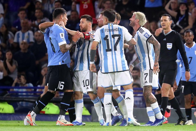 Decepcionado y furioso: Messi expresa frustración porque los jugadores uruguayos cometen continuamente faltas y provocaciones durante el partido 1