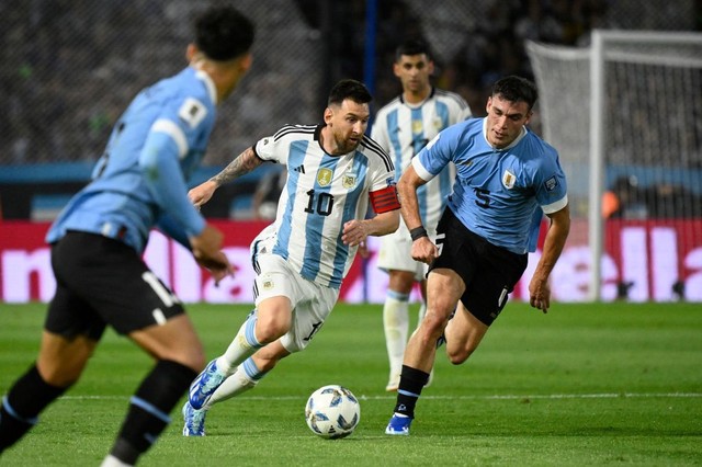 Messi nổi giận vì bị phạm lỗi, đội tuyển Argentina và Brazil cùng nhận thất bại - Ảnh 2.