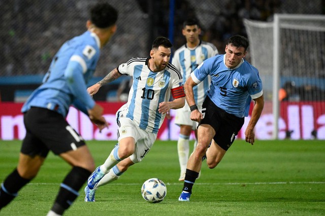 Decepcionado y furioso: Messi expresa frustración porque los jugadores uruguayos cometen continuamente faltas y provocaciones durante el segundo partido