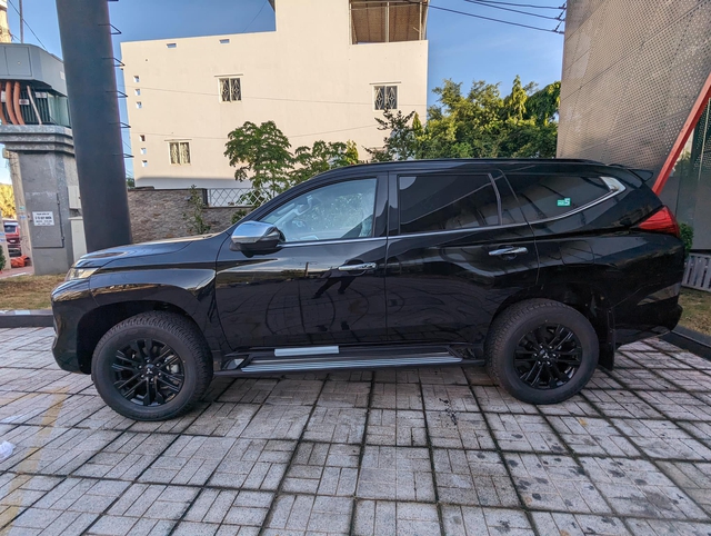 Mitsubishi Pajero Sport phiên bản 'lạ' về Việt Nam - Ảnh 2. Mitsubishi Pajero Sport phiên bản 'lạ' về Việt Nam - Ảnh 2.