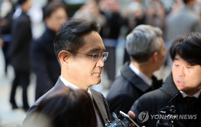 Công tố viên Hàn Quốc đề nghị án tù 5 năm với chủ tịch Samsung - Ảnh 1.
