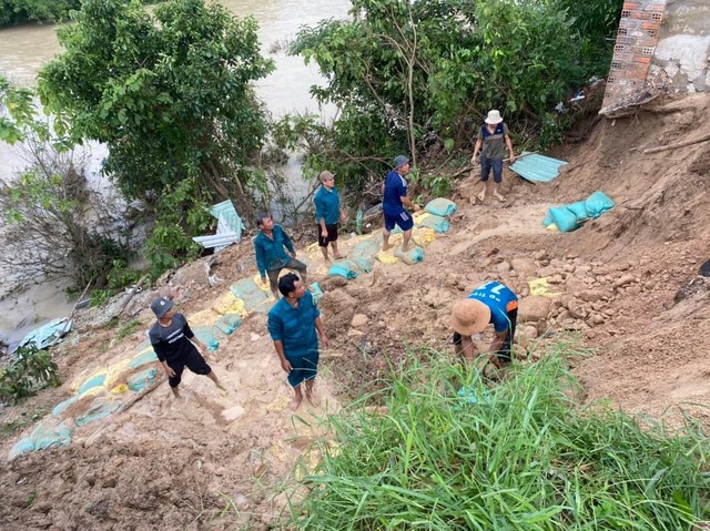 Bình Định: Mưa lớn gây ngập hàng chục nhà dân và sạt lở nhiều nơi - Ảnh 2.