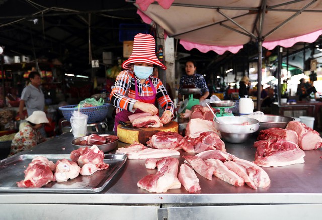Dịch bệnh bùng phát, nguồn cung thịt heo có bị ảnh hưởng? - Ảnh 1. Dịch bệnh bùng phát, nguồn cung thịt heo có bị ảnh hưởng? - Ảnh 1.