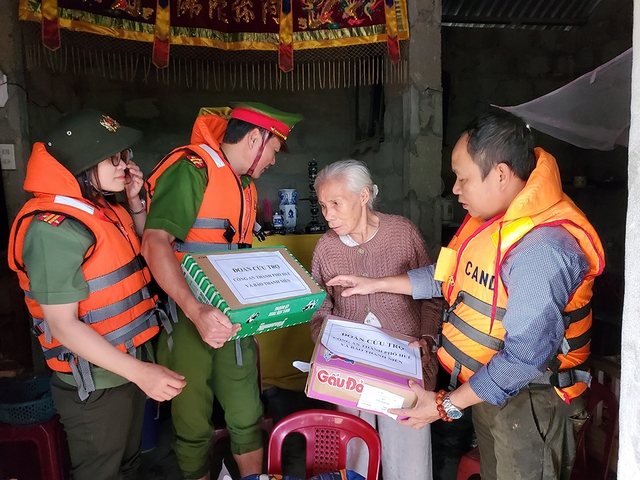 Báo Thanh Niên khẩn cấp hướng về đồng bào lũ lụt miền Trung - Ảnh 2. Báo Thanh Niên khẩn cấp hướng về đồng bào lũ lụt miền Trung - Ảnh 2.