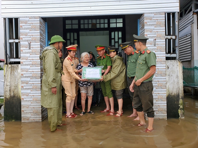 Báo Thanh Niên khẩn cấp hướng về đồng bào lũ lụt miền Trung  - Ảnh 1.