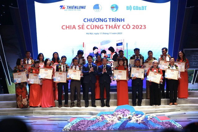 Nữ sinh gọi thầy là mẹ trong chương trình Chia sẻ cùng thầy cô năm 2023 - Ảnh 6.