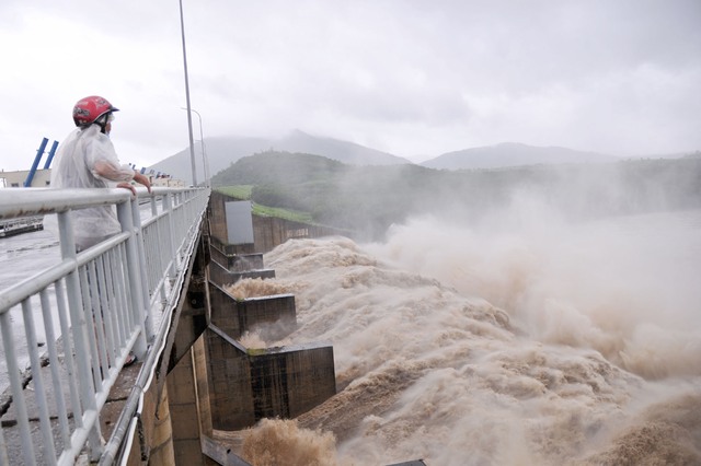 Phú Yên: Thủy điện bắt đầu xả lũ - Ảnh 1.