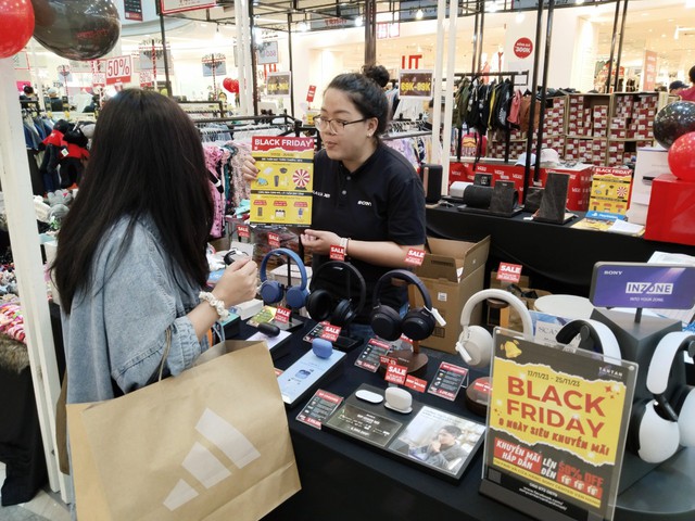 Black Friday 2023: Nhiều cửa hàng đưa ra hàng loạt chương trình “sale khủng” - Ảnh 3.