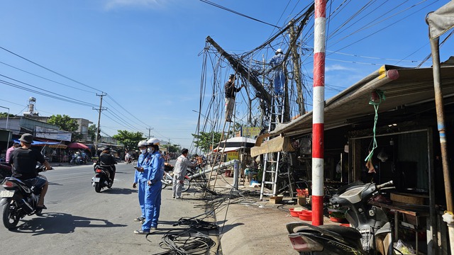 Hàng loạt dây điện, cáp viễn thông đường ĐT 824 bị xe kéo đứt lúc sáng sớm - Ảnh 1.