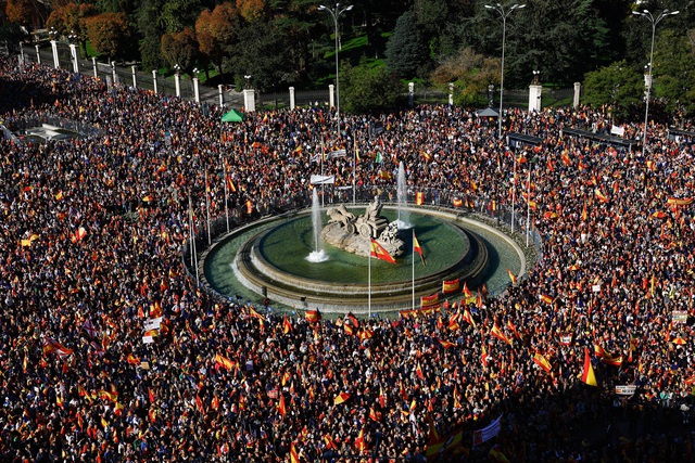 Tây Ban Nha lại biểu tình phản đối luật ân xá phe ủng hộ Catalan ly khai - Ảnh 1.