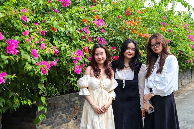 Nơi xanh mát thu hút người trẻ đến thư giãn, chụp hình - Ảnh 6. Nơi xanh mát thu hút người trẻ đến thư giãn, chụp hình - Ảnh 6.