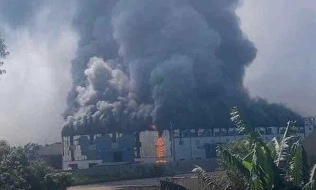 Nghệ An: Cháy lớn tại Khu công nghiệp Nam Cấm - Ảnh 1.