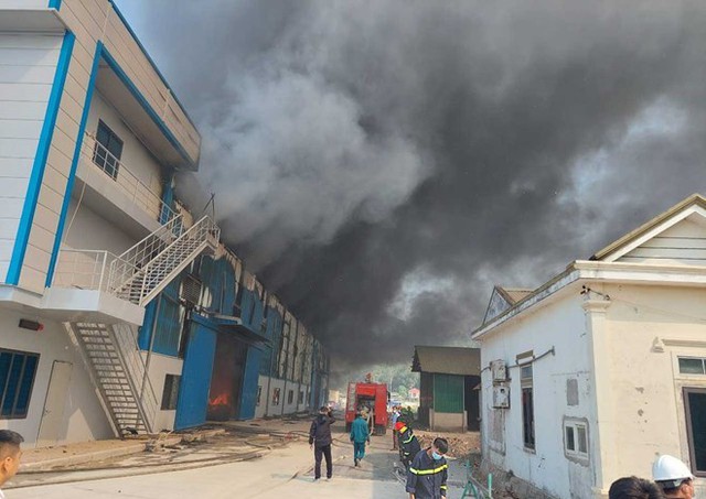 Nghệ An: Cháy lớn tại Khu công nghiệp Nam Cấm - Ảnh 2.