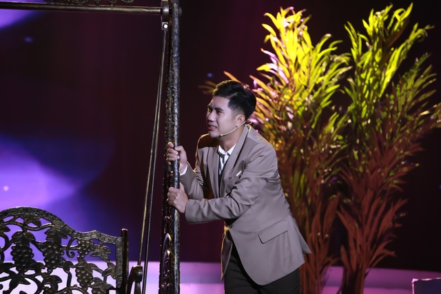 Mang 'Tô Ánh Nguyệt' lên sân khấu, chàng trai khiến Ngọc Sơn khóc nghẹn - Ảnh 2.