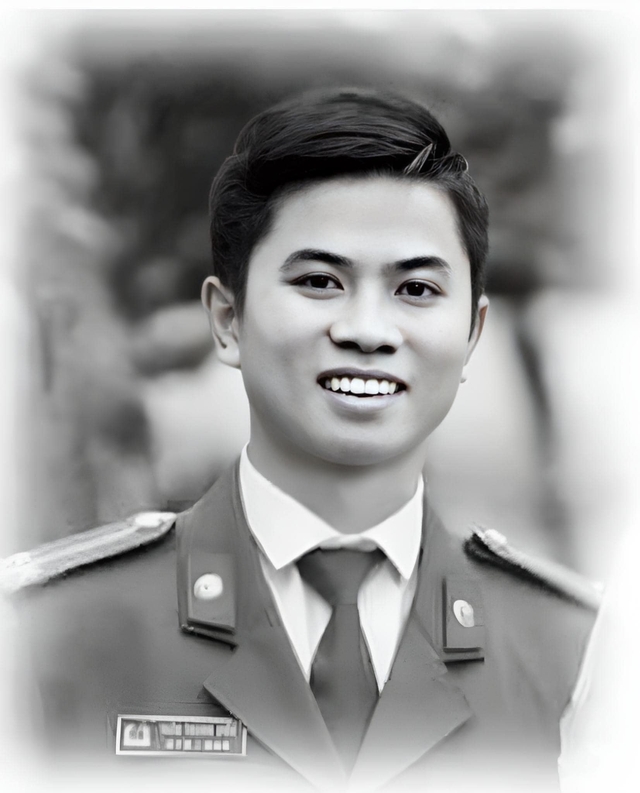 Trao Huy hiệu 'Tuổi trẻ dũng cảm' cho đại úy công an hy sinh ở Hà Tĩnh - Ảnh 2.