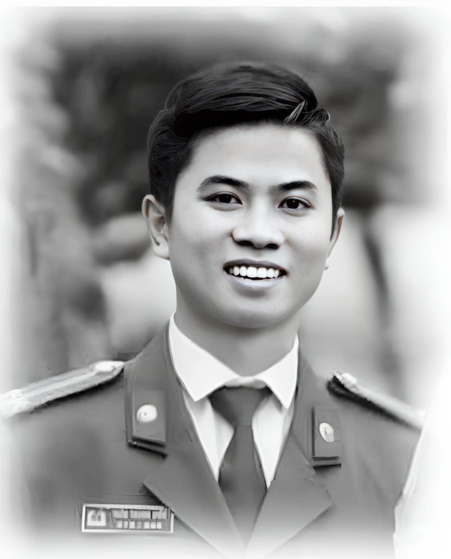 Trao Huy hiệu 'Tuổi trẻ dũng cảm' cho đại úy công an hy sinh ở Hà Tĩnh - Ảnh 2. Trao Huy hiệu 'Tuổi trẻ dũng cảm' cho đại úy công an hy sinh ở Hà Tĩnh - Ảnh 2.