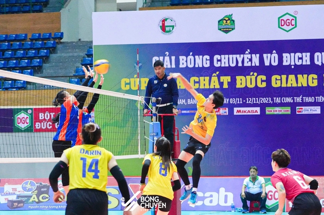 Bích Tuyền rực sáng đưa Ninh Bình vào chung kết bóng chuyền quốc gia 2023  - Ảnh 1.