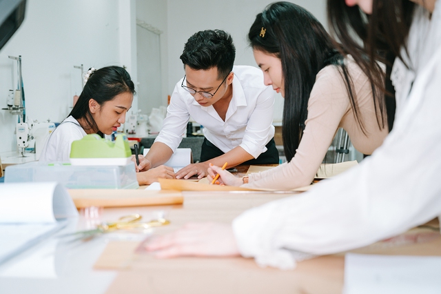 Nghề đào tạo thiết kế thời trang, trang sức ở Việt Nam thực sự có khả quan? - Ảnh 8. Nghề đào tạo thiết kế thời trang, trang sức ở Việt Nam thực sự có khả quan? - Ảnh 8.
