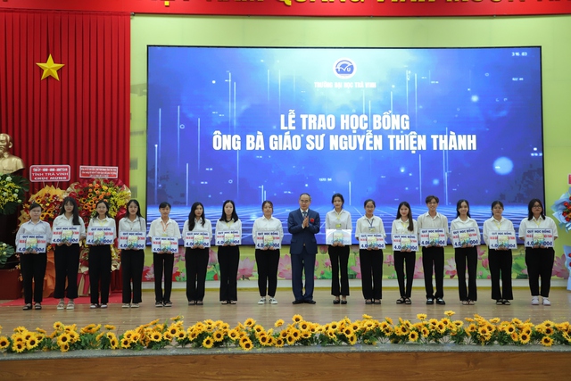 Trường ĐH Trà Vinh trao 1.8 tỉ đồng học bổng cho SV vượt khó năm học mới - Ảnh 2.