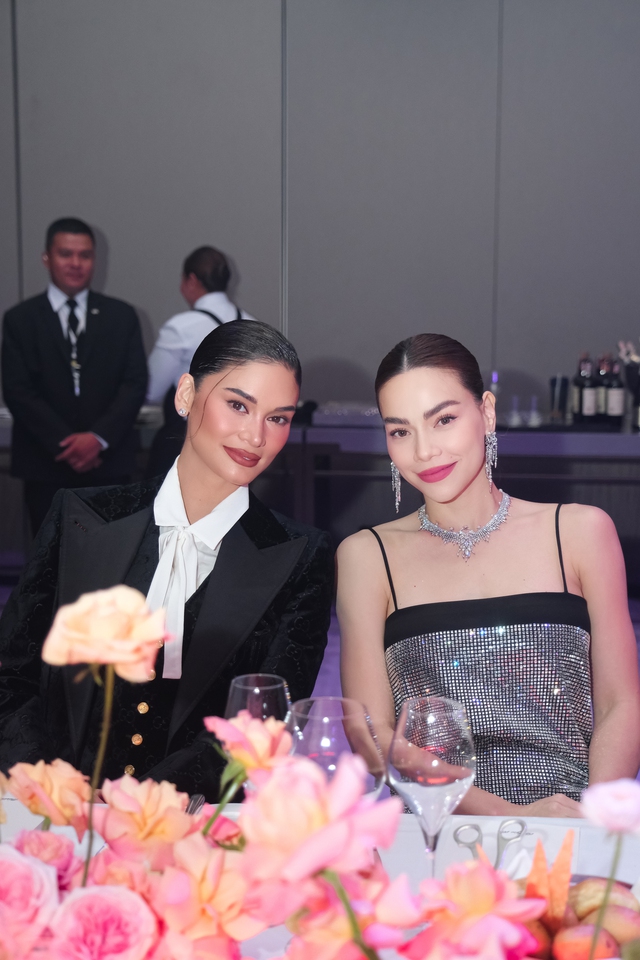 Hồ Ngọc Hà đeo trang sức 20 tỉ đồng, 'đọ sắc' bên Hoa hậu Pia Wurtzbach - Ảnh 6. Hồ Ngọc Hà đeo trang sức 20 tỉ đồng, 'đọ sắc' bên Hoa hậu Pia Wurtzbach - Ảnh 6.