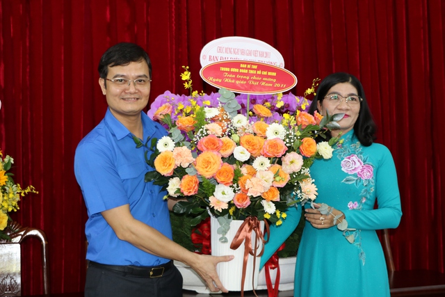 Anh Bùi Quang Huy thăm, chúc mừng thầy, cô giáo Trường THPT chuyên Lê Hồng Phong - Ảnh 1.