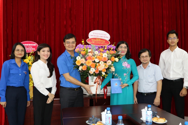 Anh Bùi Quang Huy thăm, chúc mừng thầy, cô giáo Trường THPT chuyên Lê Hồng Phong - Ảnh 3.