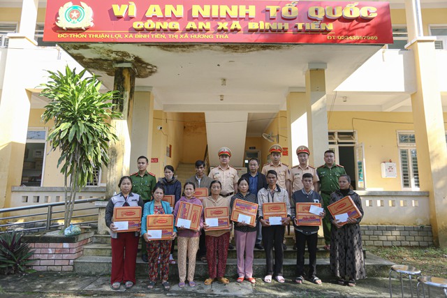 Báo Thanh Niên đến với gia đình bị sạt núi vùi lấp - Ảnh 5. Báo Thanh Niên đến với gia đình bị sạt núi vùi lấp - Ảnh 5.