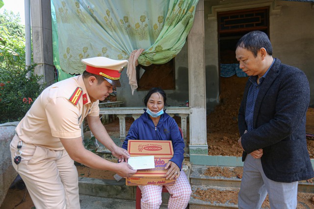 Báo Thanh Niên đến với gia đình bị sạt núi vùi lấp - Ảnh 1. Báo Thanh Niên đến với gia đình bị sạt núi vùi lấp - Ảnh 1.