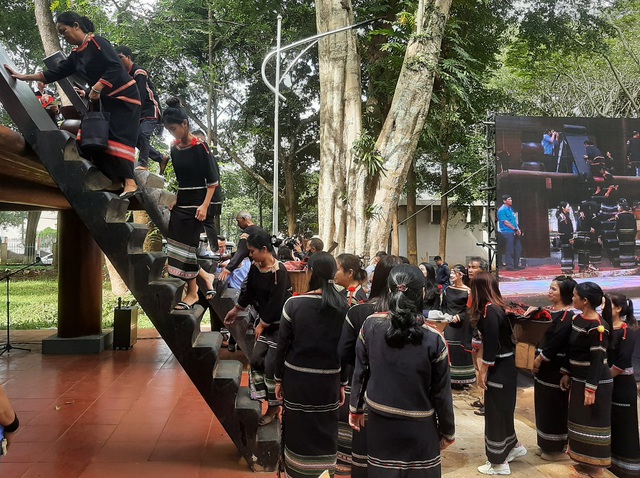 Trình diễn nghi thức “rước rể” trong lễ cưới của người Ê đê - Ảnh 5. Trình diễn nghi thức “rước rể” trong lễ cưới của người Ê đê - Ảnh 5.