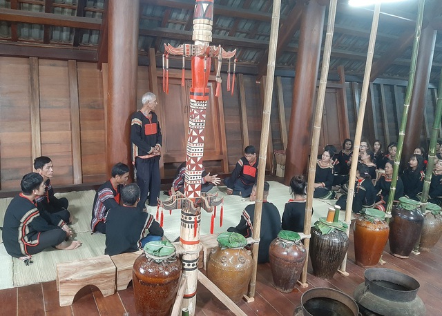 Trình diễn nghi thức “rước rể” trong lễ cưới của người Ê đê - Ảnh 3. Trình diễn nghi thức “rước rể” trong lễ cưới của người Ê đê - Ảnh 3.