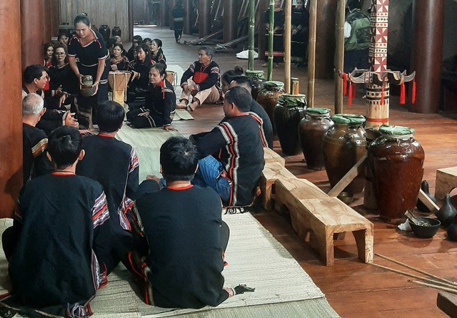 Trình diễn nghi thức “rước rể” trong lễ cưới của người Ê đê - Ảnh 6. Trình diễn nghi thức “rước rể” trong lễ cưới của người Ê đê - Ảnh 6.
