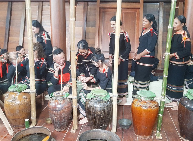 Trình diễn nghi thức “rước rể” trong lễ cưới của người Ê đê - Ảnh 7. Trình diễn nghi thức “rước rể” trong lễ cưới của người Ê đê - Ảnh 7.