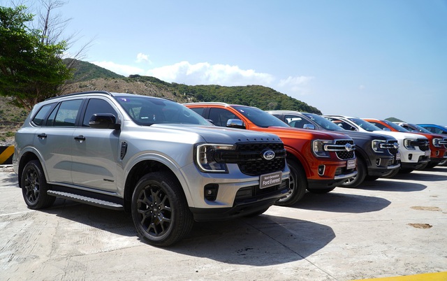 SUV 7 chỗ: Kịch bản cũ, Ford Everest vẫn 'một mình một chợ' - Ảnh 3. SUV 7 chỗ: Kịch bản cũ, Ford Everest vẫn 'một mình một chợ' - Ảnh 3.