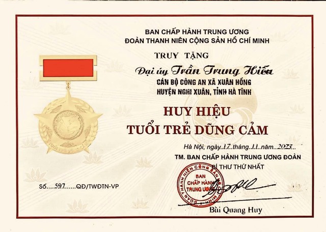 Trao Huy hiệu 'Tuổi trẻ dũng cảm' cho đại úy công an hy sinh ở Hà Tĩnh - Ảnh 1. Trao Huy hiệu 'Tuổi trẻ dũng cảm' cho đại úy công an hy sinh ở Hà Tĩnh - Ảnh 1.