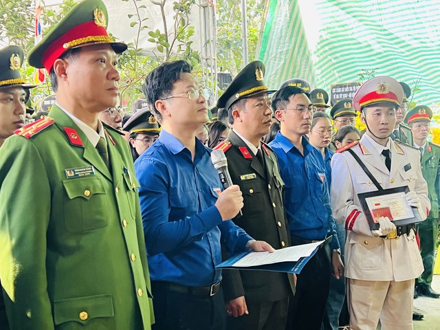 T.Ư Đoàn truy tặng Huy hiệu 'Tuổi trẻ dũng cảm' cho đại úy Trần Trung Hiếu - Ảnh 1.