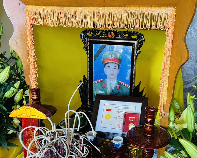 T.Ư Đoàn truy tặng Huy hiệu 'Tuổi trẻ dũng cảm' cho đại úy Trần Trung Hiếu - Ảnh 2. T.Ư Đoàn truy tặng Huy hiệu 'Tuổi trẻ dũng cảm' cho đại úy Trần Trung Hiếu - Ảnh 2.