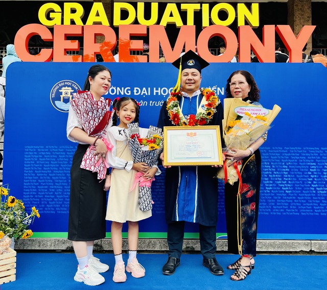 Thoát khỏi nỗi ám ảnh, chàng trai trở thành thủ khoa ở tuổi 35 - Ảnh 1. Thoát khỏi nỗi ám ảnh, chàng trai trở thành thủ khoa ở tuổi 35 - Ảnh 1.