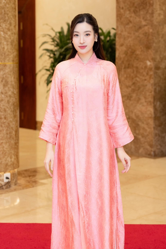 Điểm chung cho xu hướng áo dài năm nay, được sao Việt diện ăn cưới, đi chơi - Ảnh 4. Điểm chung cho xu hướng áo dài năm nay, được sao Việt diện ăn cưới, đi chơi - Ảnh 4.