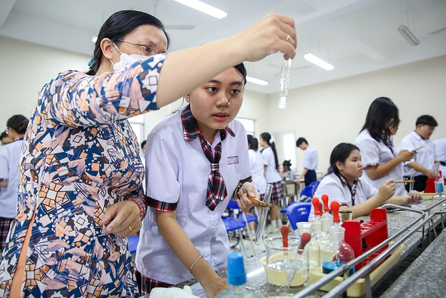 Để nhà giáo thực sự hạnh phúc với nghề - Ảnh 2. Để nhà giáo thực sự hạnh phúc với nghề - Ảnh 2.